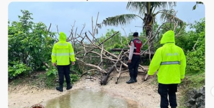 Salah satu spot foto di Pantai Kelingking ditutup lantaran banyak wisatawan buang sampah sembarangan