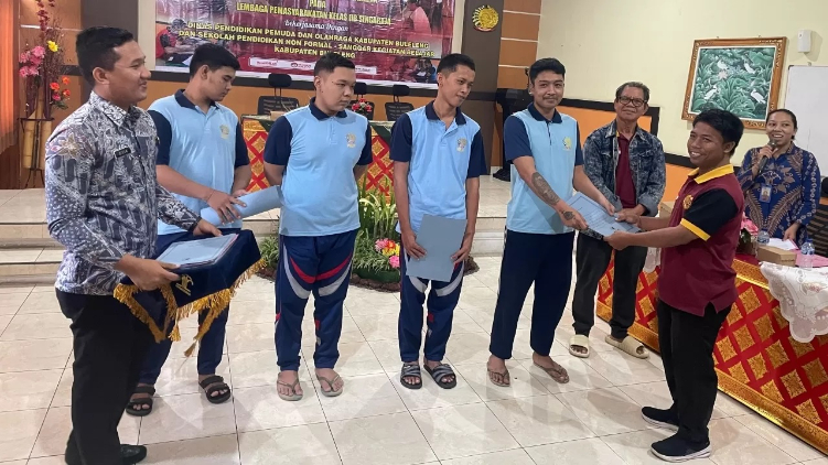 Warga binaan Lapas Singaraja menerima rapor belajar dalam program Pendidikan kejar paket Kertawana