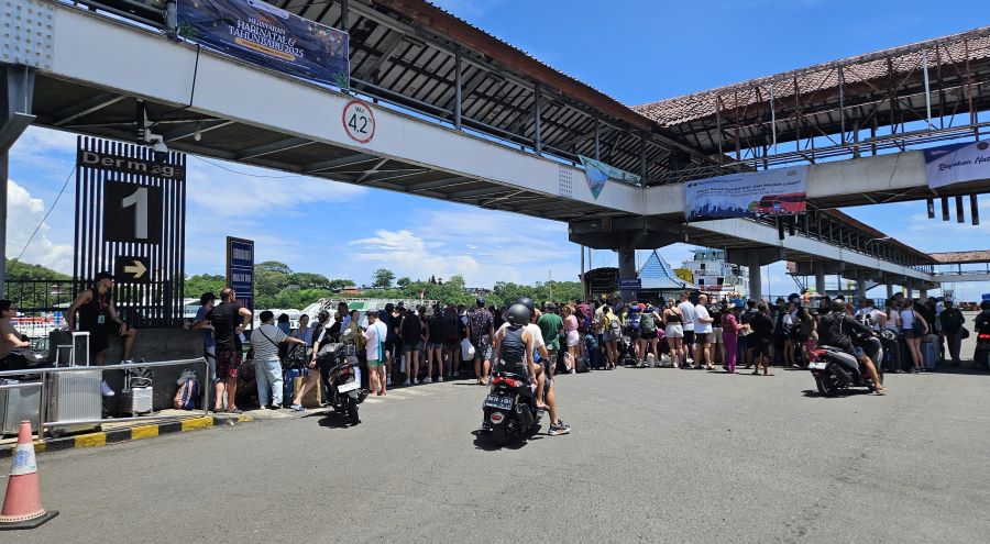 Wisatawan asing memadati Pelabuhan Padangbai, Manggis, pada Senin (23/12/2024).&nbsp;