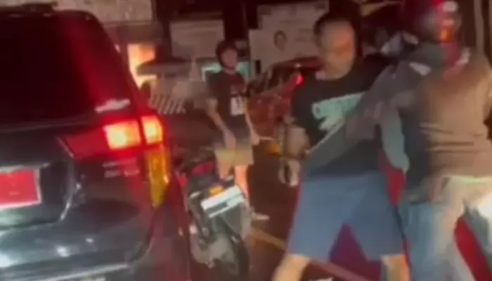 Tangkapan layar mobil Kajari Kediri Pradhana Probo Setyarjo yang dihadang pengendara motor hingga terjadi cekcok.