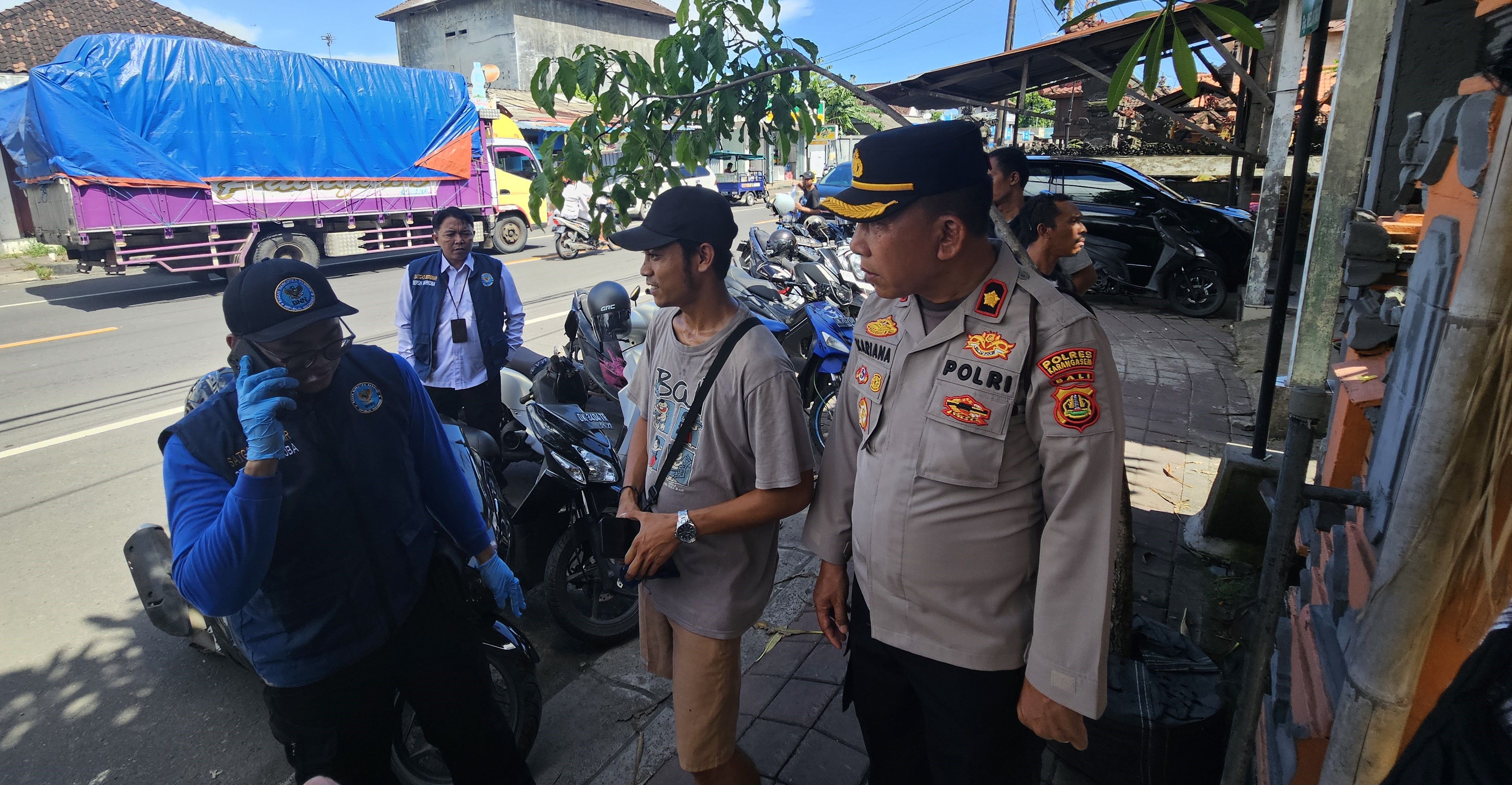 Sopir truk melakukan test urine sebelum berangkat menuju NTB melalui Pelabuhan Padangbai, Karangasem, Bali, Senin (23/12/2024).