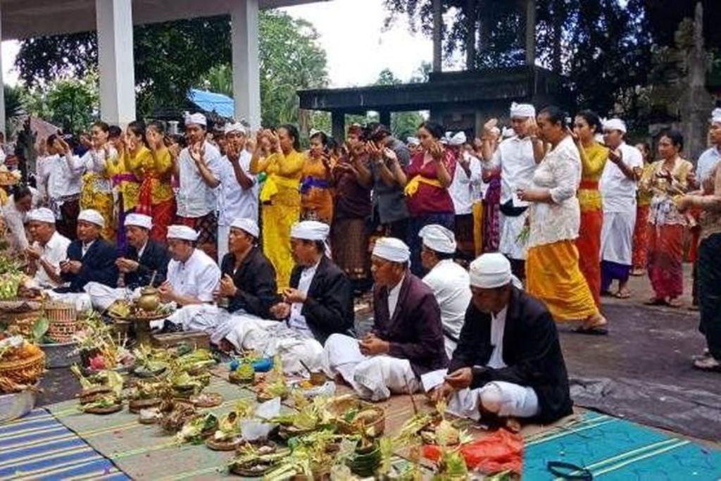 Tradisi Hindu Bali, Nyeeb di Tajun, Buleleng, Bali.