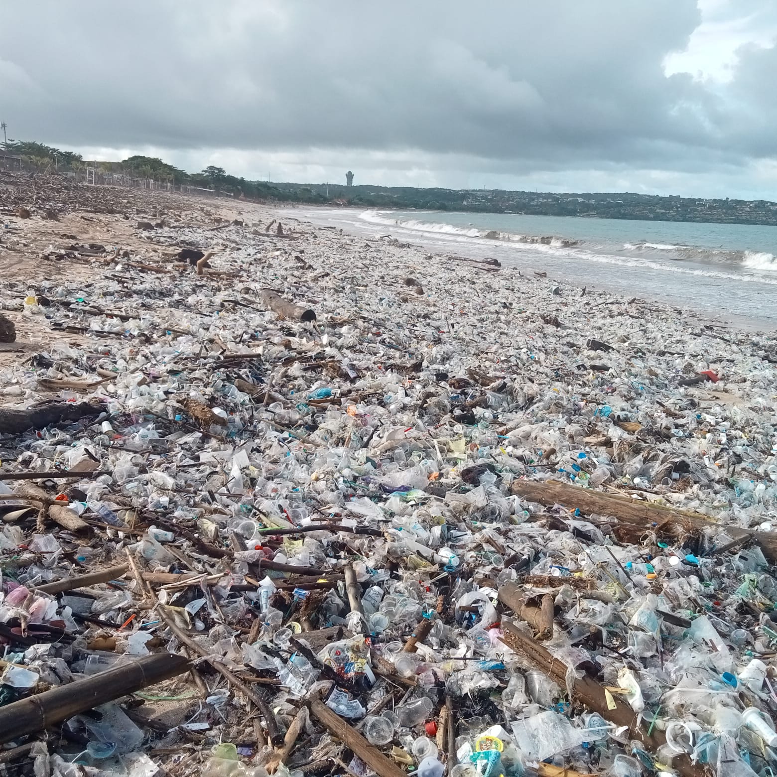 MENUMPUK: Tumpukan sampah plastik yang menepi di Pantai Kedonganan, Kecamatan Kuta.