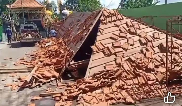 Media sosial dihebohkan dengan robohnya Bale Pesandekan di Mengwi jelang di pelaspas