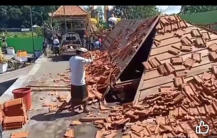 Media sosial dihebohkan dengan robohnya Bale Pesandekan di Mengwi jelang di pelaspas