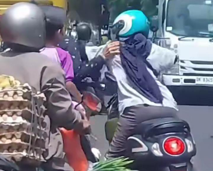 Dua emak-emak terlibat perkelahian di tengah jalanan Bali