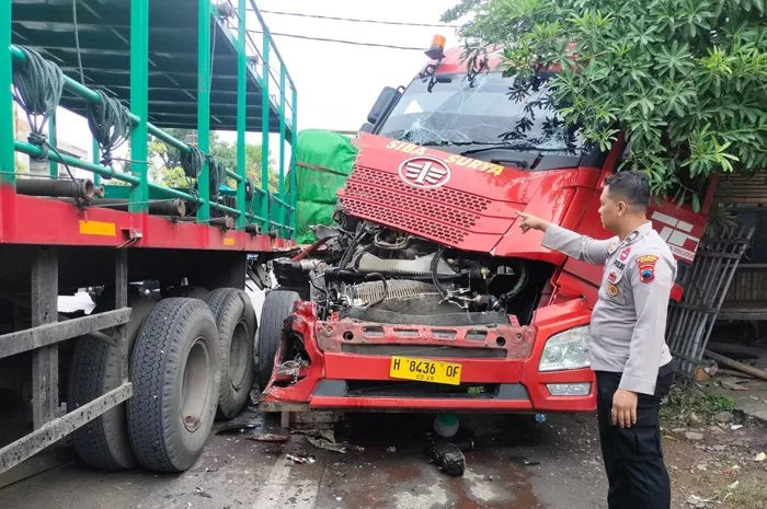 DIEVAKUASI: Polisi menunjukkan truk yang mengalami kecelakaan beruntun. (SATLANTAS UNTUK RADAR KUDUS)