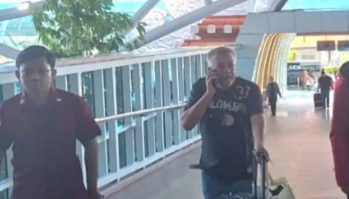 USIR: Petugas Imigrasi Ngurah Rai mengantar Mr. Hans dan WNA Mesir pulang ke negaranya lantaran berulah di Bali (ISTIMEWA/radarbali.id)