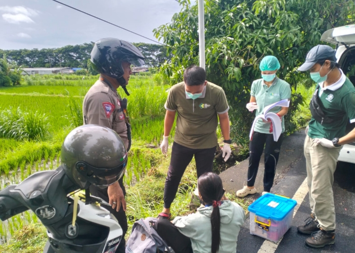 JATUH : Salah seorang pemotor yang tergelincir diduga akibay ceceran minyak atau solar di Klungkung.