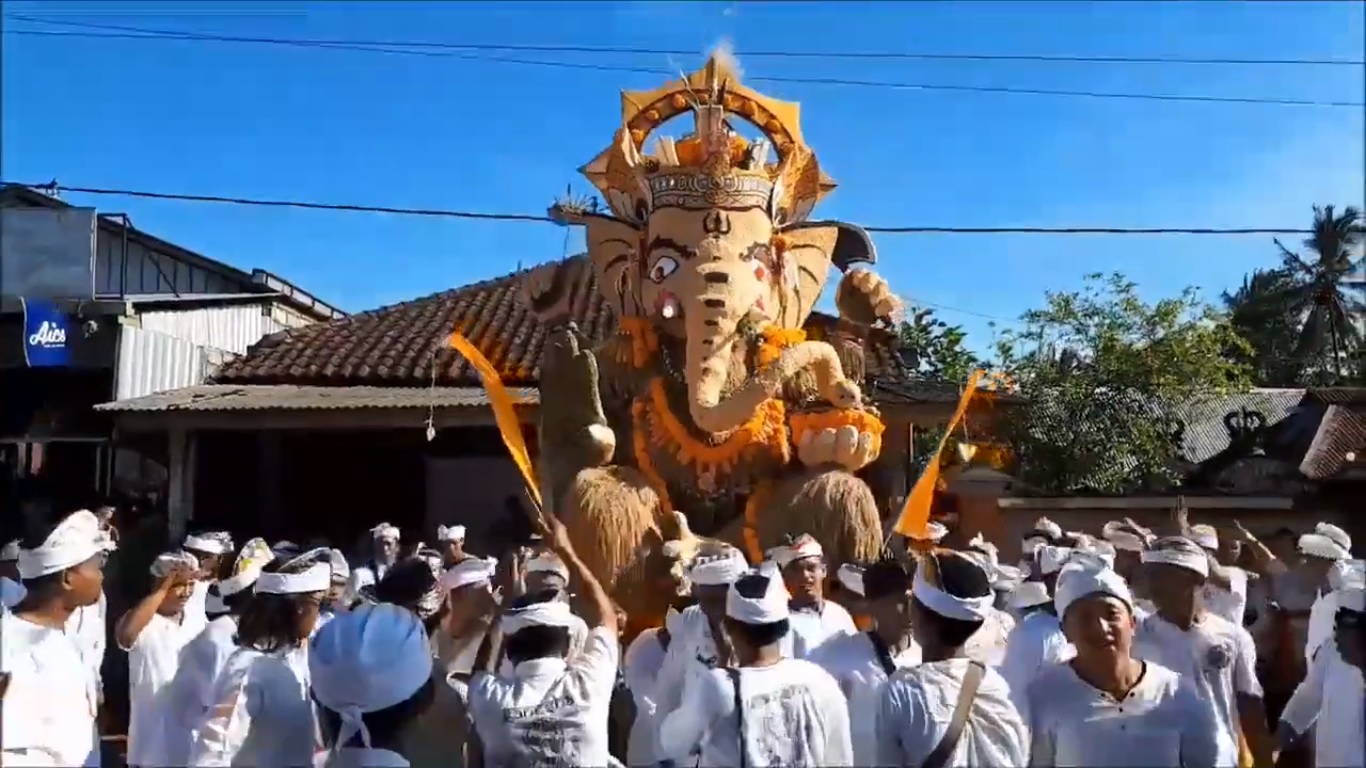 Salaran beragam bentuk seperti Ganesha, Ikan dan Kapal Laut saat dihaturkan ketika nyejer serangkaian upacara Pamijilan