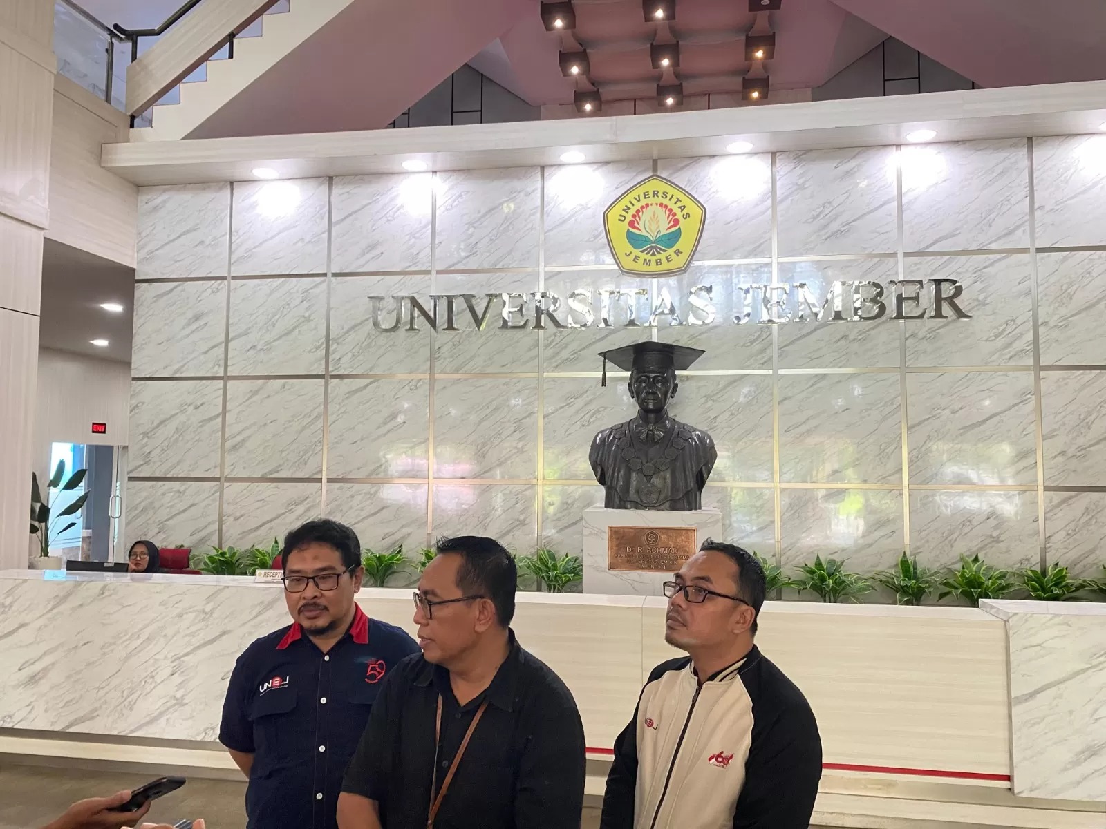 TERJUN: Seorang mahasiswa mengakhiri hidupnya dengan terjun dari lantai 8 kampus. Rekaman CCTV dan kesaksian teman-temannya mengungkap fakta sebenarnya.
