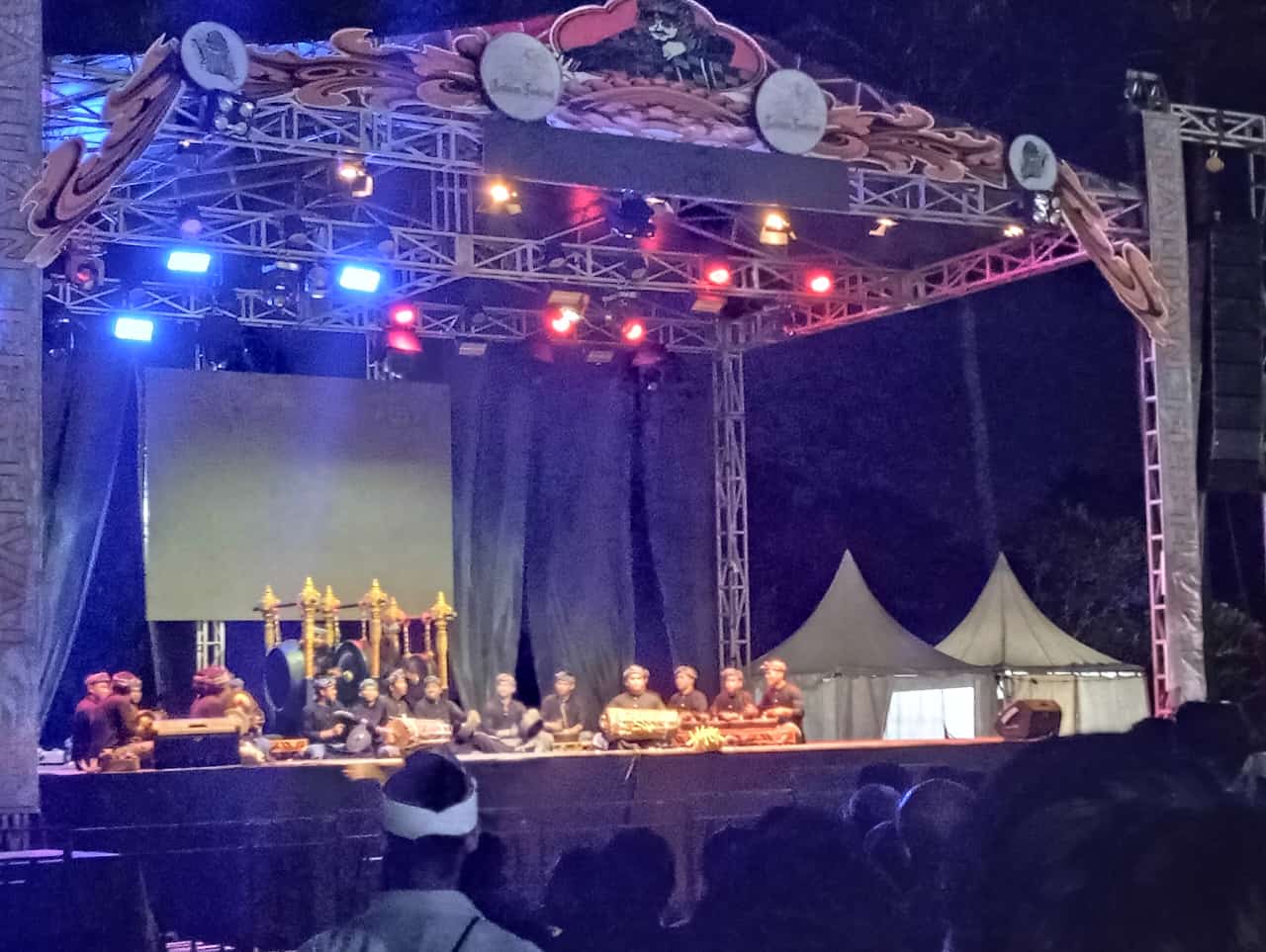 MERIAH: Lomba Baleganjur ngarap serangkaian Batuan Festival di Lapangan Yudistira, Desa Batuan, Rabu (25/12) disambut meriah penonton .