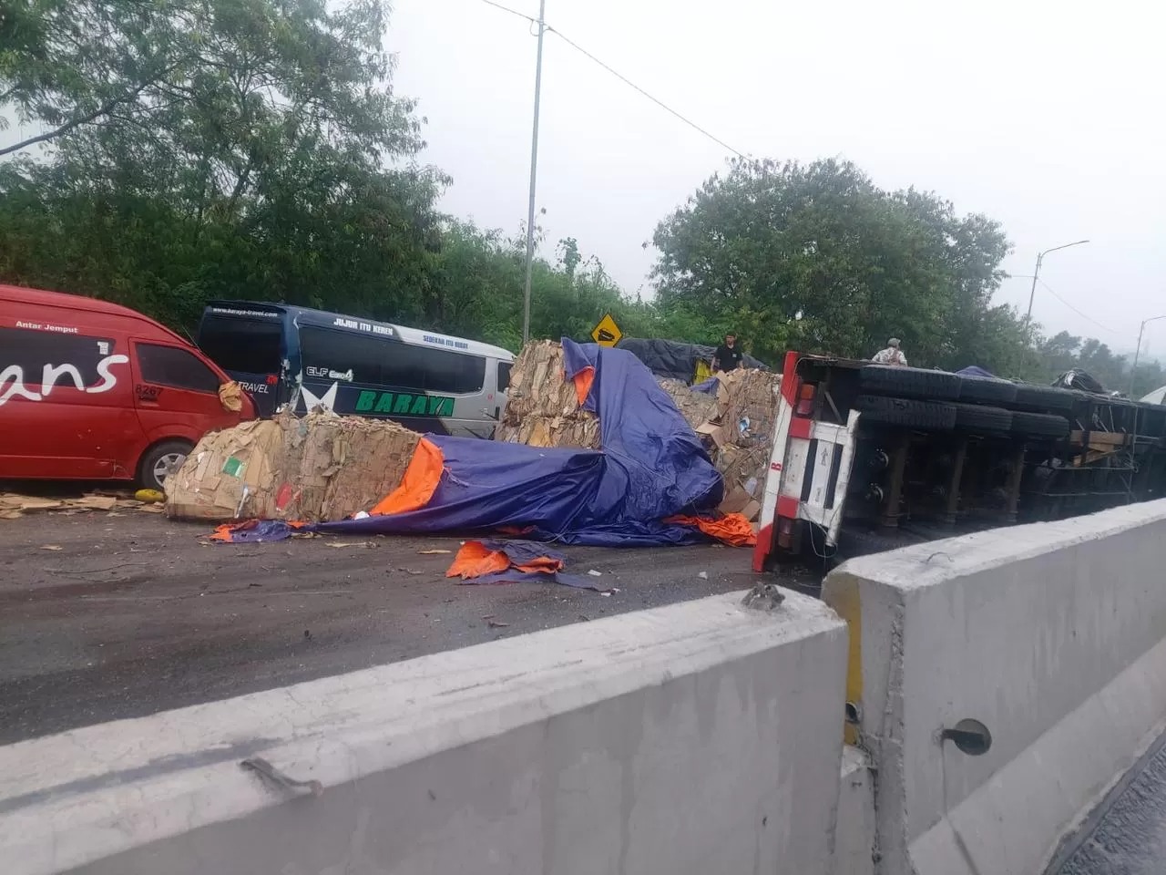 KECELAKAAN: (Ilustrasi) Kecelakaan maut di jalan tol melibatkan bus wisata dan truk hingga mengakibatkan 2 nyawa melayang dan puluhan penumpang terluka.