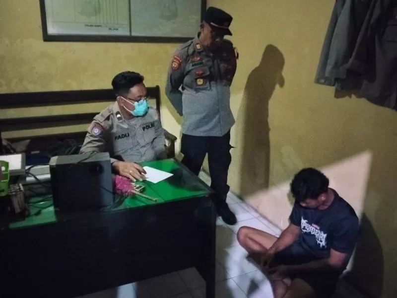 DIPERIKSA: Salah satu kawanan pemabuk pelaku pengeroyokan seorang pemuda diperiksa Unit Reskrim Polsek Sempu terkait motifnya.