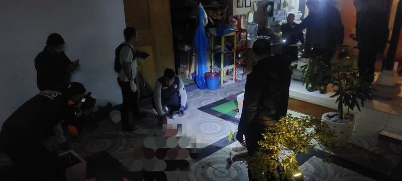 Polisi Bangli melakukan olah TKP di rumah pasutri meninggal dunia karena pembunuhan dan bunuh diri, Rabu (25/12/2024).