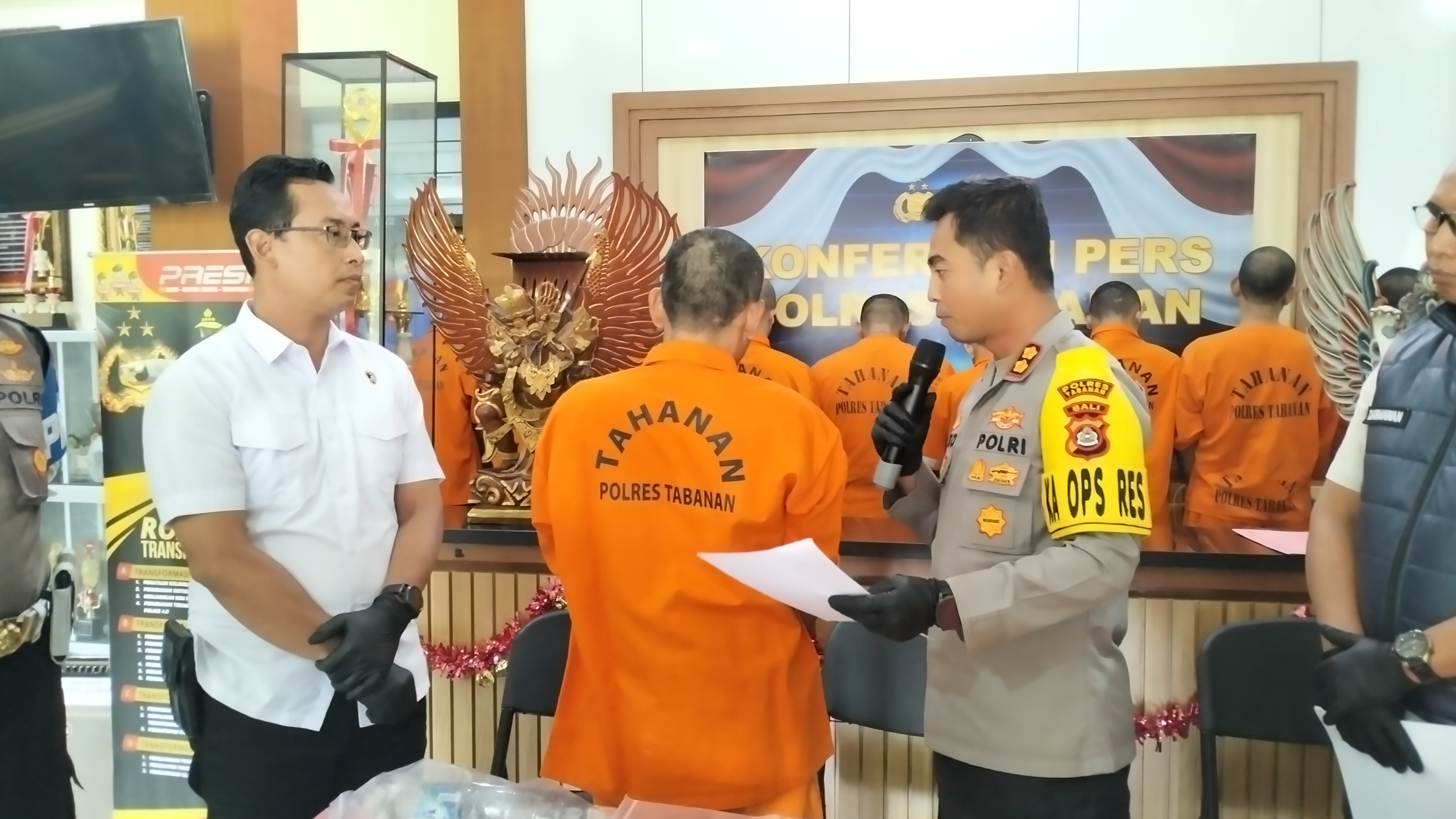 BAKAR: Jamudy alias JM,50, pria asal Sumatra Selatan diamankan di jalan Anyelir Tabanan karena membakar warung dan motor.