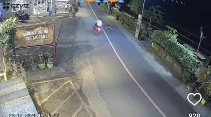 Viral video pemuda alami kecelakaan karena hindari kerumunan anjing di jalan