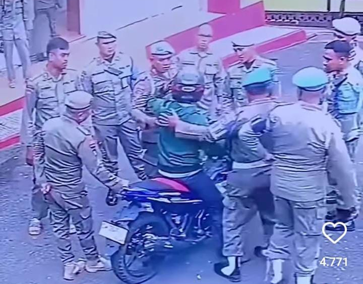 Seorang pemotor dianiaya oleh oknum Satpol PP hingga tersungkur