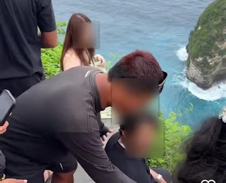 Seorang turis asal India membuat geram pengunjung pantai Kelingking lantaran tak mau bergantian spot foto