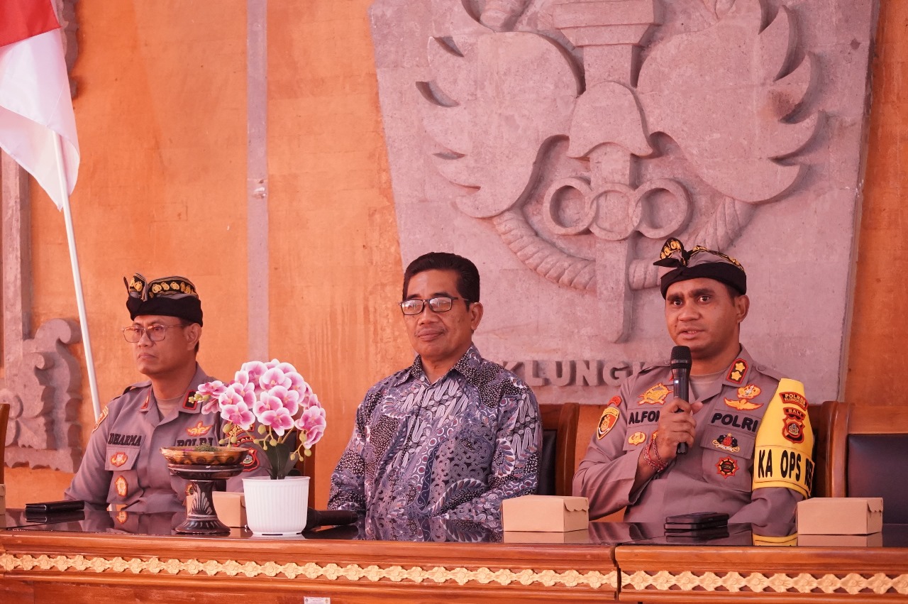 Polres Klungkung mengadakan kegiatan Jumat Curhat di SMK Negeri 1 Klungkung pada Jumat (27/12/2024).