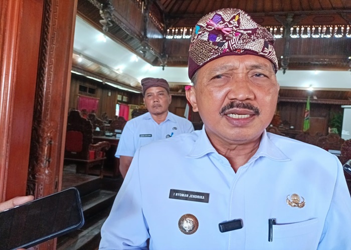 Pj Bupati Klungkung I Nyoman Jendrika usai mengikuti rapat paripurna di DPRD Klungkung, Jumat (27/12/2024).