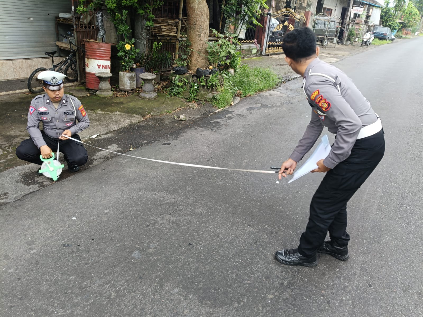 Polisi olah TKP kecelakaan melibatkan pelajar di Jalan Ir Soekarno, Banjar Guliang Kawan, Desa Bunutin, Kecamatan Bangli, Kabupaten Bangli pada Rabu (25/12/2024).