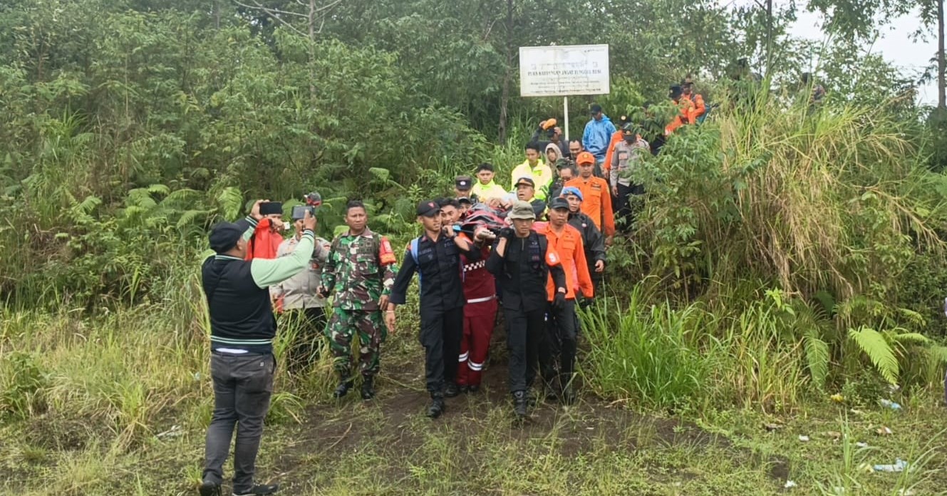 Tim SAR gabungan mengevakuasi pendaki yang tersesat di Gunung Agung, Karangasem, Bali, Jumat (27/12/2024).