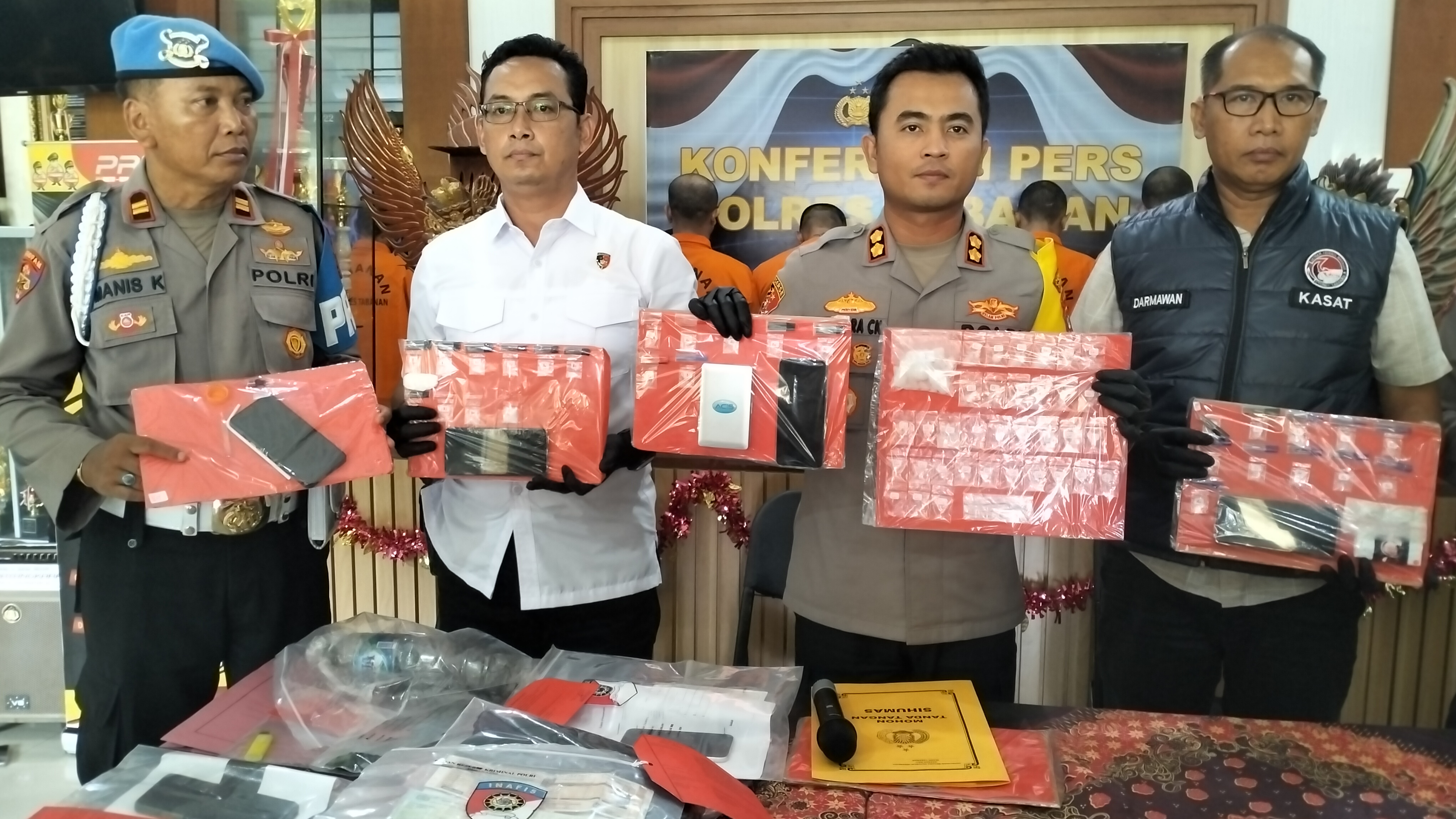 Kapolres Tabanan AKBP Chandra Citra Kesuma (dua dari kanan) menunjukan barang bukti Narkotika yang berhasil diamankan oleh Polres Tabanan selama Desember 2024.