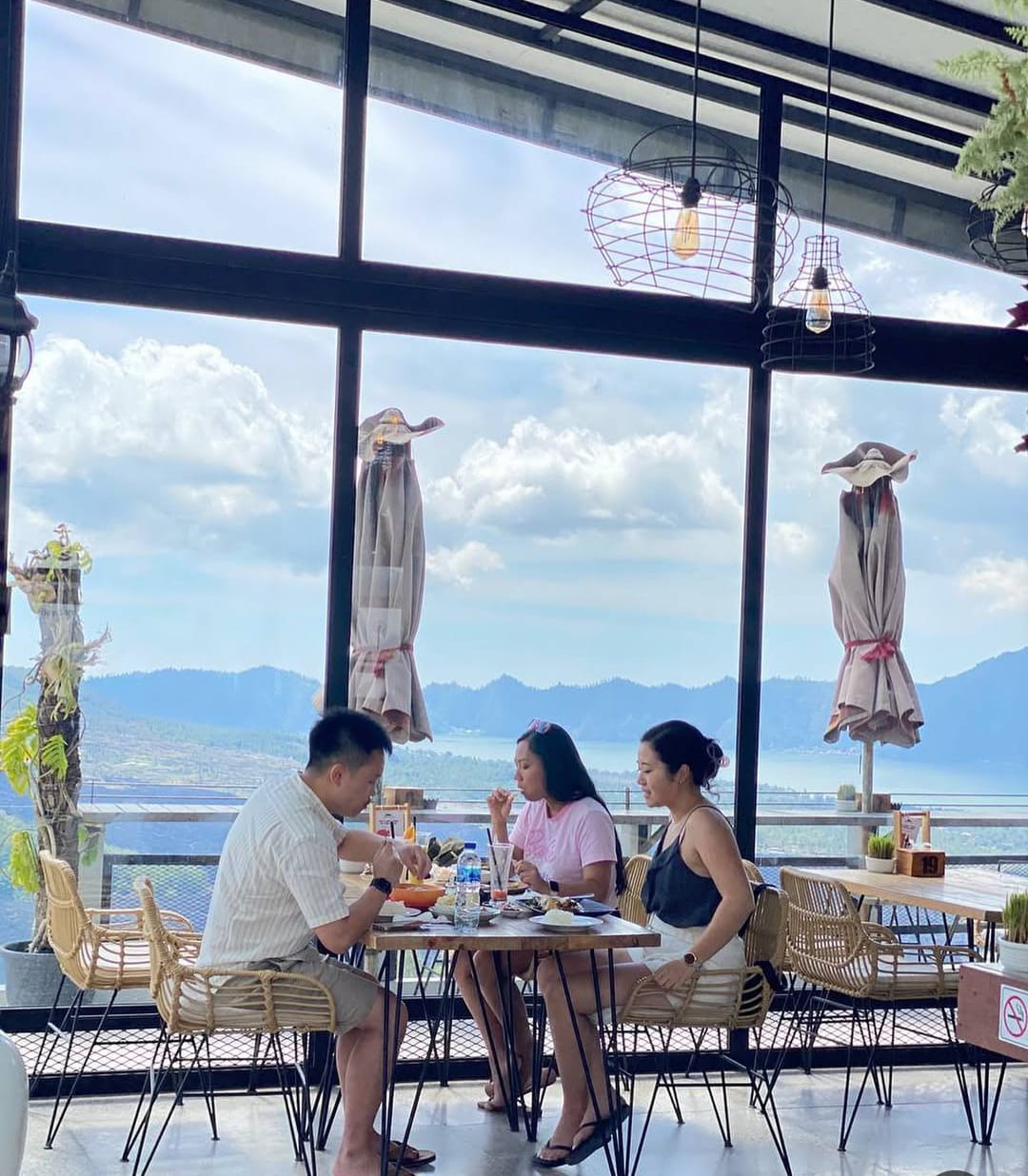 Olympus Coffee terletak di Jalan Raya Penelokan, Kintamani, Kabupaten Bangli menyajikan view Danau Batur yang indah