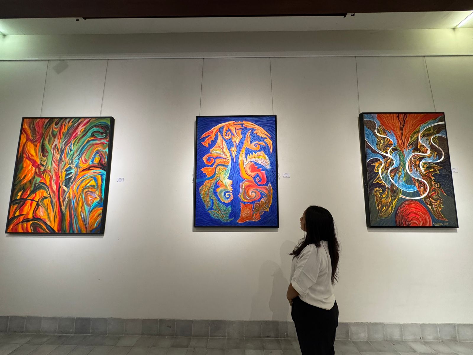 PAMERAN: "Bridges of Light," sebuah pameran seni yang menampilkan karya-karya mendalam dan intuitif dari seniman terkemuka Susiawan