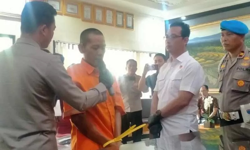 KARENA CEMBURU BERAT : Jamudi yang ditangkap dan kini harus mendekam dibalik jeruji besi akibat perbuatannya. (juliadi/radar bali)