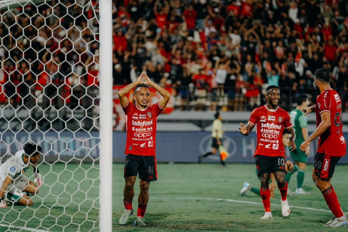JEBOL: Irfan Jaya (kiri) usai menjebol gawang Persebaya Surabaya di pekan ke-17 Liga 1 2024/2025, Sabtu 28 Desember 2024. Di laga ini, Bali United menang 2-0.