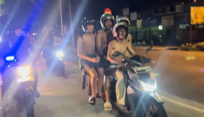 Sekelompok remaja yang bikin konten berbahaya naik motor berempat pakai bangku, tengah dikejar Tim Sparta Polresta Solo. (ANTONIUS C/RADAR SOLO)