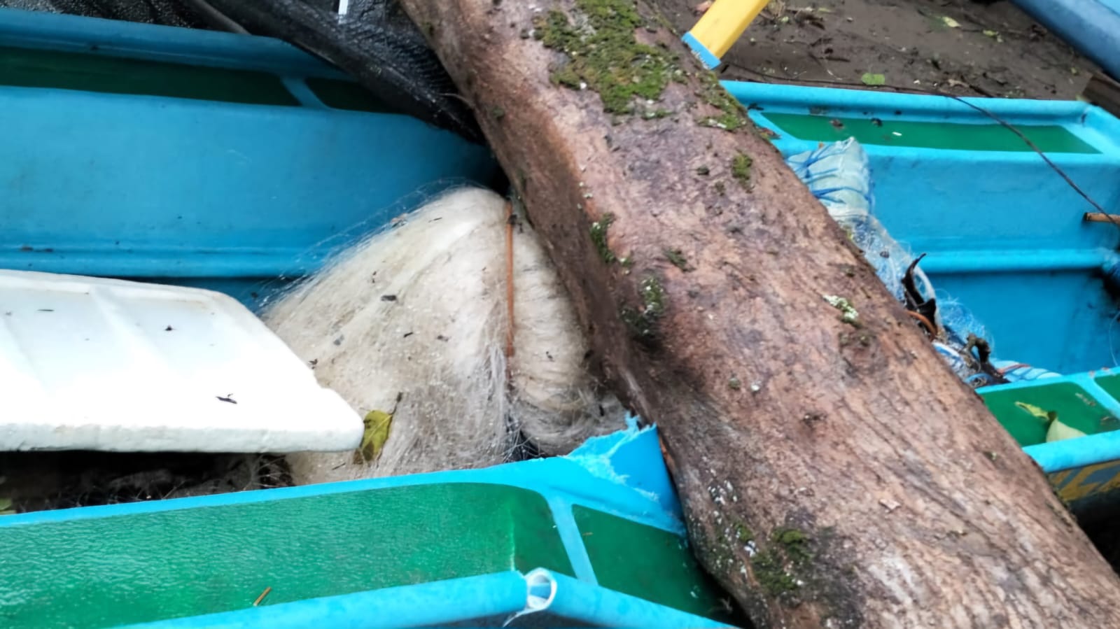 PERAHU: Perahu nelayan di Pantai Beraban, Desa Beraban, Kecamatan Selemadeg Timur rusak akibat tertimpa pohon tumbang.