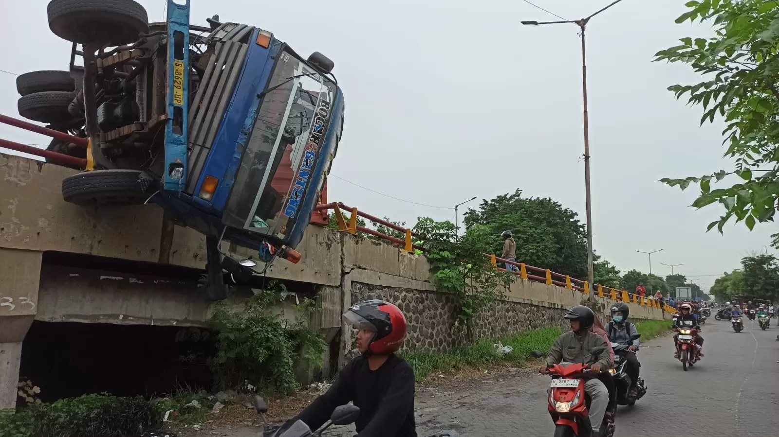 TUTUP JALAN: Kondisi truk kontainer yang melintang di Flyover Trosobo. (DIKY PUTRA SANSIRI/RADAR SIDOARJO)