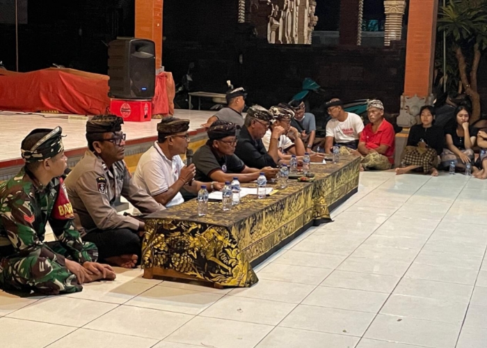 Perbekel Desa Lembongan saat menggelar rapat koordinasi terkait pergantian tahun.