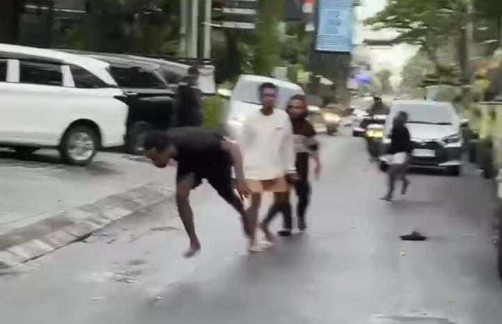Beredar video baku hantam antar pemuda pendatang di jalan Pantai Kuta Bali