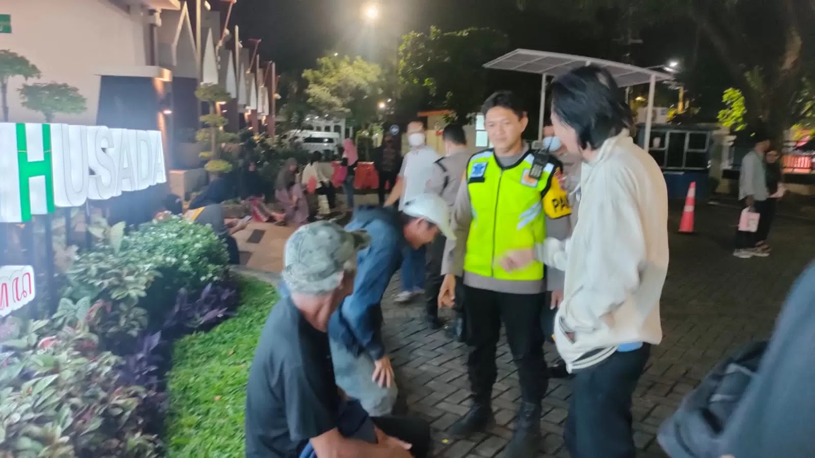 Petugas keamanan rumah sakit saat mengamankan sopir mobil pikap yang sempat dihajar warga karena menabrak motor parkir di Jalan Kendung Surabaya. (IST)