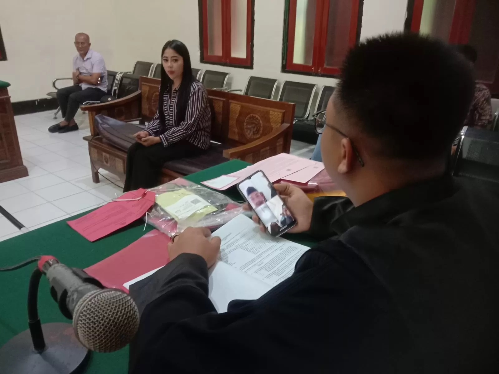 Nur Aini saat memberikan keterangan di PN Surabaya. (Fajar/Radar Surabaya)