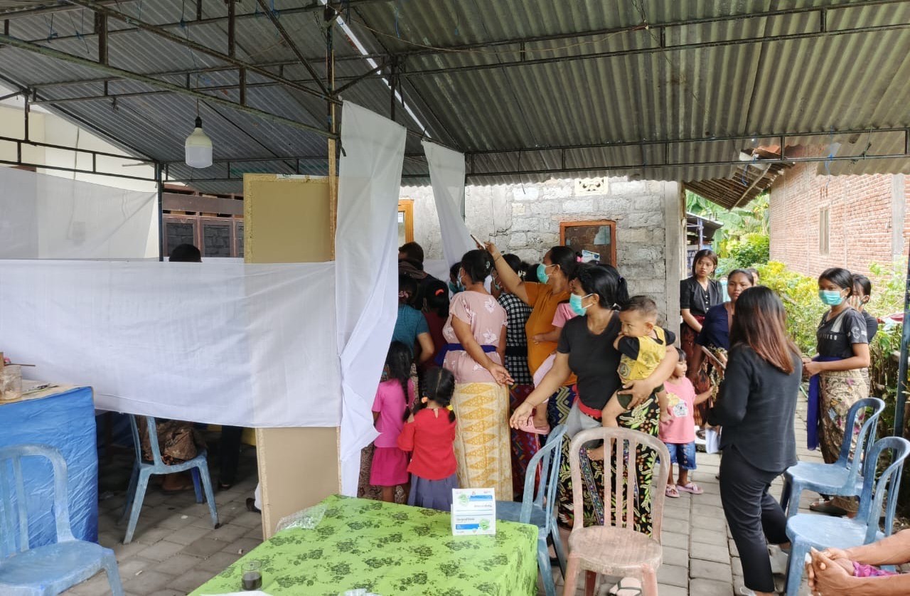 RUMAH DUKA : Keluarga dan kerabat almarhum Ni Putu Kariani saat jenasah tiba di rumah duka