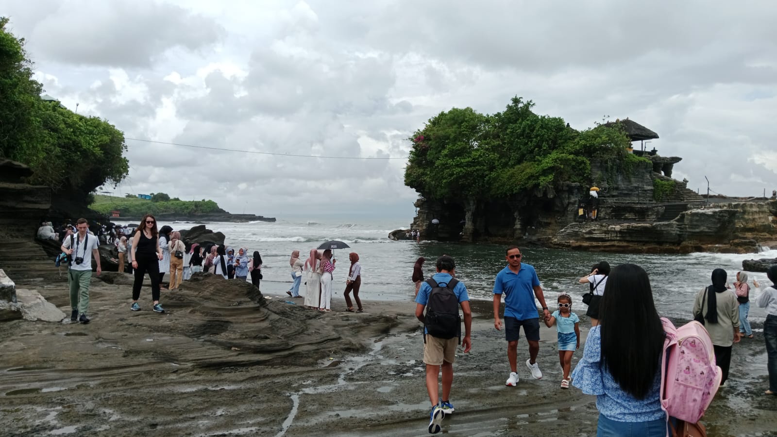 FANTASTIS: Kunjungan wisatawan di DTW Tanah Lot saat libur akhir tahun meningkat sangat signifikan setiap harinya.