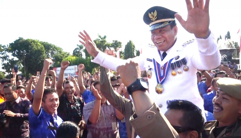 Pj Bupati Buleleng Ketut Lihadnyana yang diangkat para tenaga kontrak di Kabupaten Buleleng saat menyuarakan pengangkatan tenaga kontrak menjadi ASN.