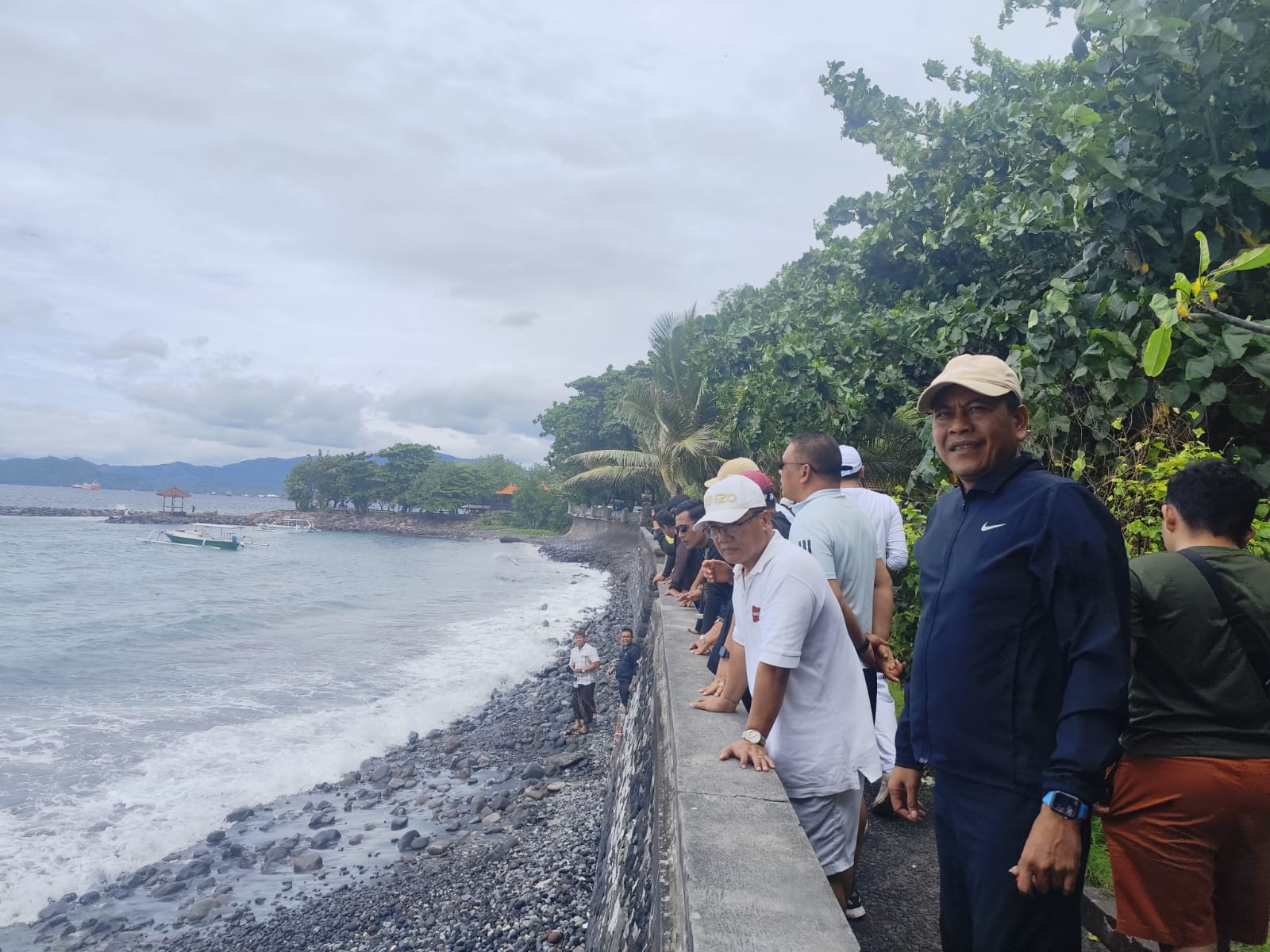 MINYAK: Perairan di Pantai Candidasa tercemar akibat  tumpahan minyak, pada Minggu, 29 Desember 2024. Akibatnya, banyak wisatawan meninggalkan objek tersebut.