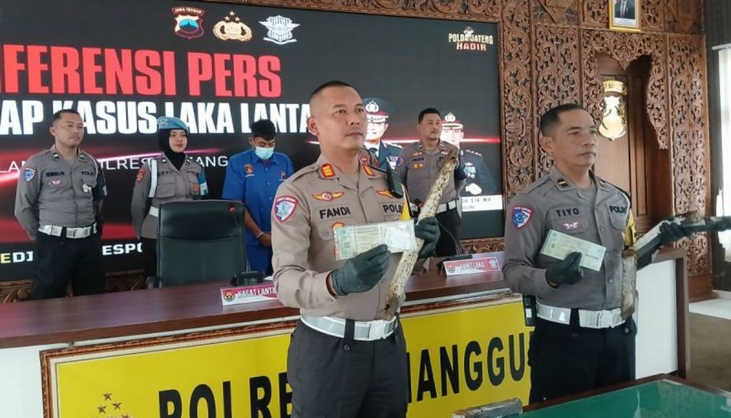 Kasat Lantas Polres Temanggung AKP Tri Afandi menunjukkan barang bukti kasus tabrak lari yang mengakibatkan korban meninggal dunia di Temanggung, Senin (30/12/2024). ANTARA/Heru Suyitno