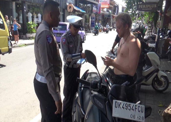 DITERTIBKAN: Petugas gabungan melakukan penertiban parkir liar di Kawasan Ubud, Senin (30/12).