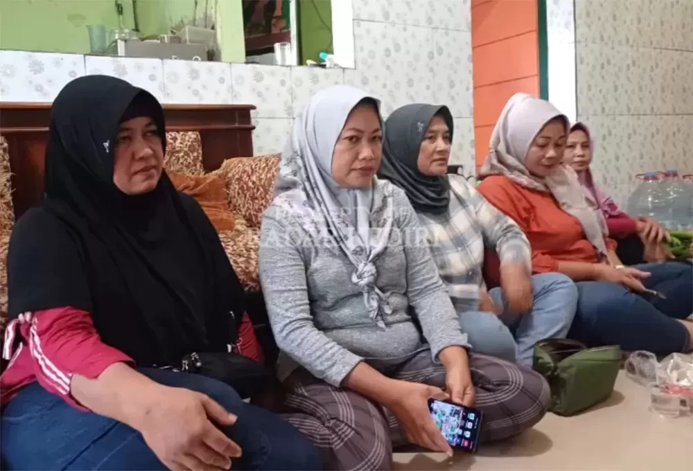 Para korban pengusaha katering yang rata-rata merupakan ibu rumah tangga. (Foto: Radar Kediri)