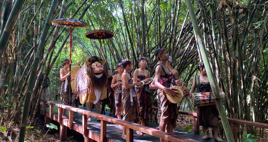 Tradisi Ngelawang di hutan bambu, Desa Penglipuran, Kabupaten Bangli, Bali.