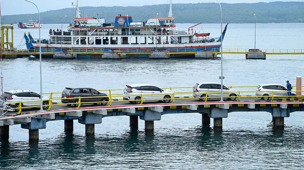 MASUK KE KAPAL: Kendaraan pribadi bergerak pelan melewati dermaga ASDP Ketapang. Rata-rata jumlah kendaraan yang menyeberang ke Bali kurang dari 7.000 unit per hari. (Ramada Kusuma/Radar Banyuwangi)