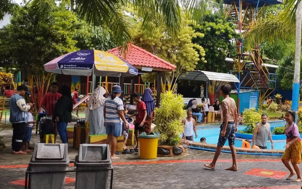 PADAT: Wisatawan memenuhi destinasi pemandian Cluring Waterpark pada Jumat (27/12) lalu. (Ainur Rofiq for Radar Banyuwangi)