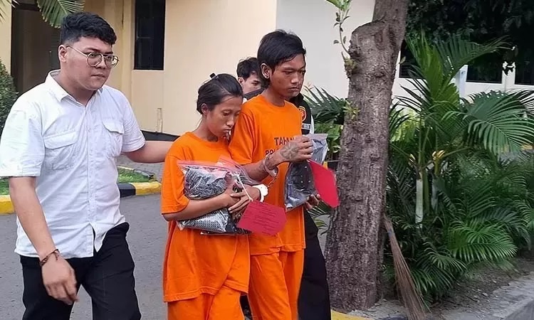 Pasutri Martha dan Syahrul saat dikeler petugas Satreskrim Polres Pasuruan. (Foto: M Busthomi/ Radar Bromo/Jawa Pos)